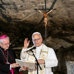 La belle prière pour la France du Pape devant la grotte de Lourdes