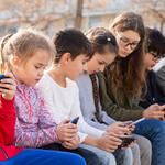 Celulares fuera del aula: ¿puede México recuperar la atención de sus niños?
