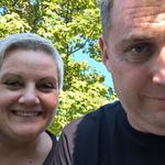 Ena bere berilo, druga ministrira in zmaguje