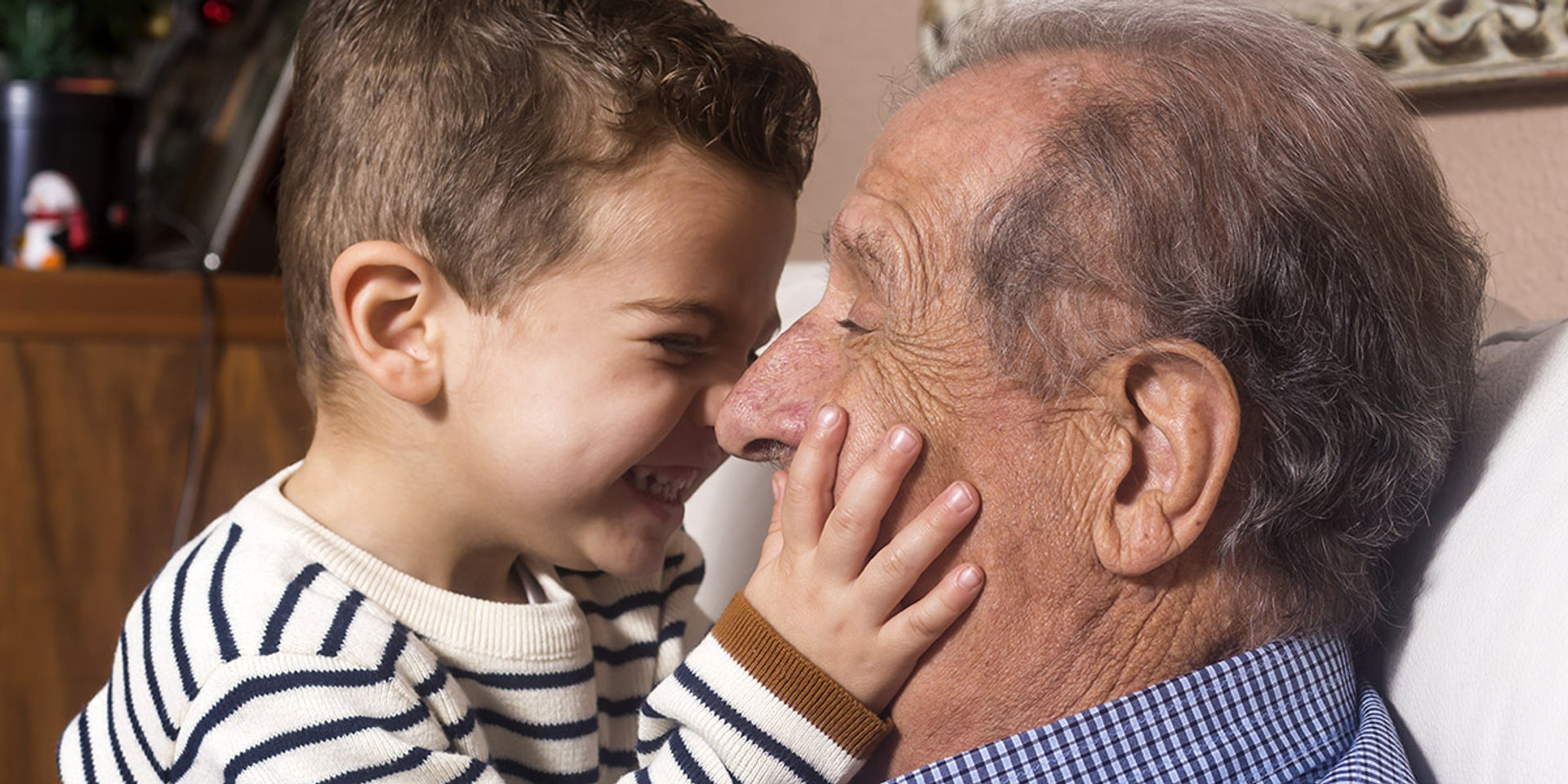 WEB3-GRANDPA-OLD-MAN-BOY-HUG-Shutterstock_534529090-VCoscaron-AI