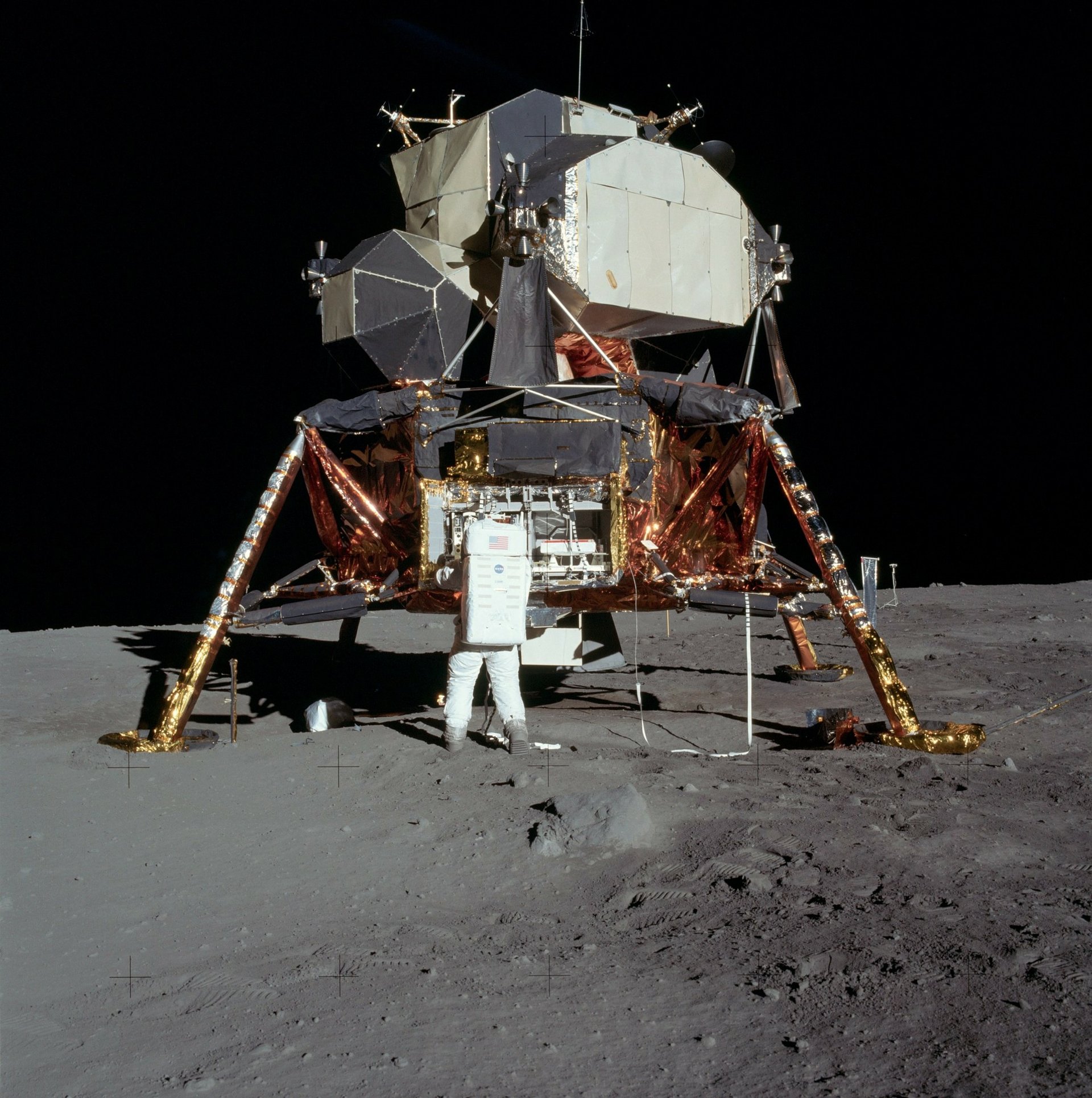 moon-landing-60543_1920-e1563541804633.jpg