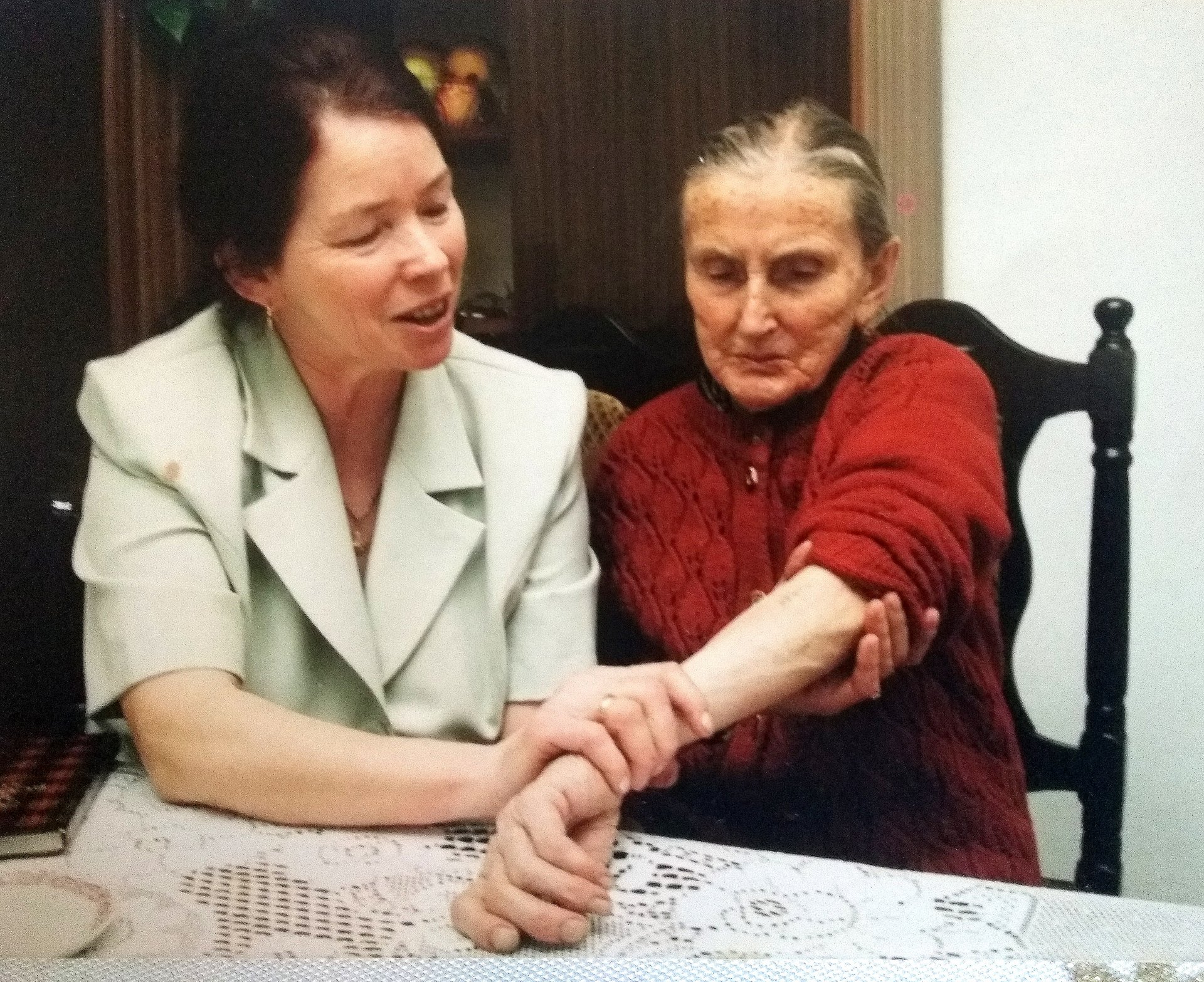 Stefania-Wernik-z-mama-Anna-Piekarz.-Ogladaja-numer-obozowy-79414-ktory-do-konca-zycia-nosila-na-lewej-rece_fot.-Agnieszka-Bugala-2.jpg