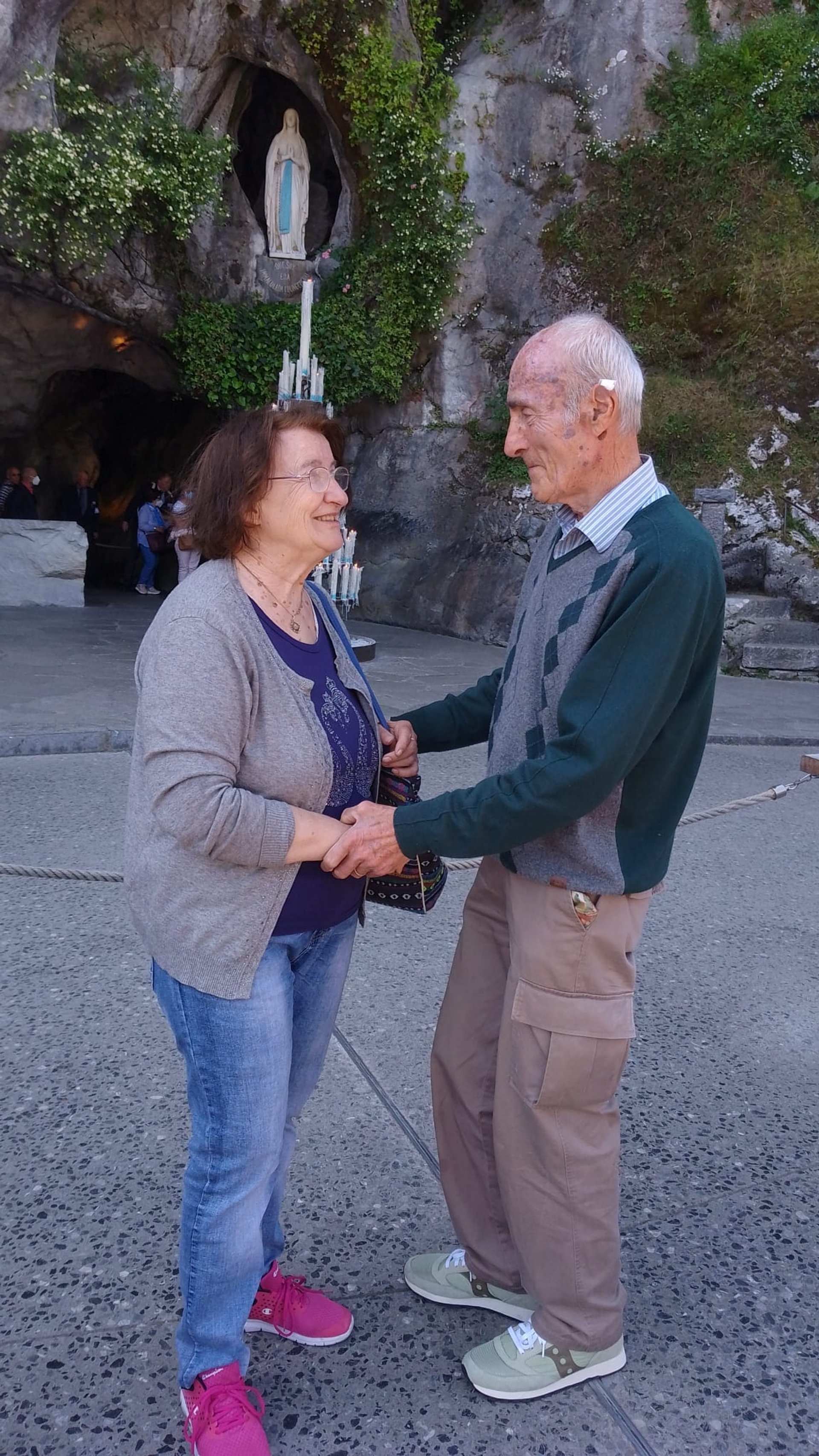 Sauro-e-Carla-Grotta-Lourdes-Terre-Di-Presepi-Facebook