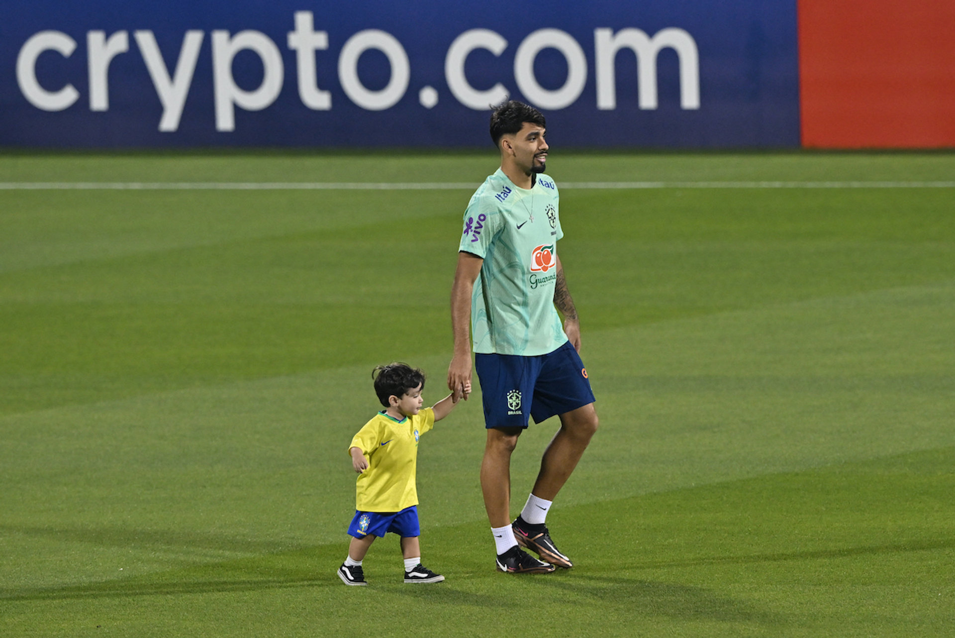 Lucas Paquetá e o filho no gramado em Doha