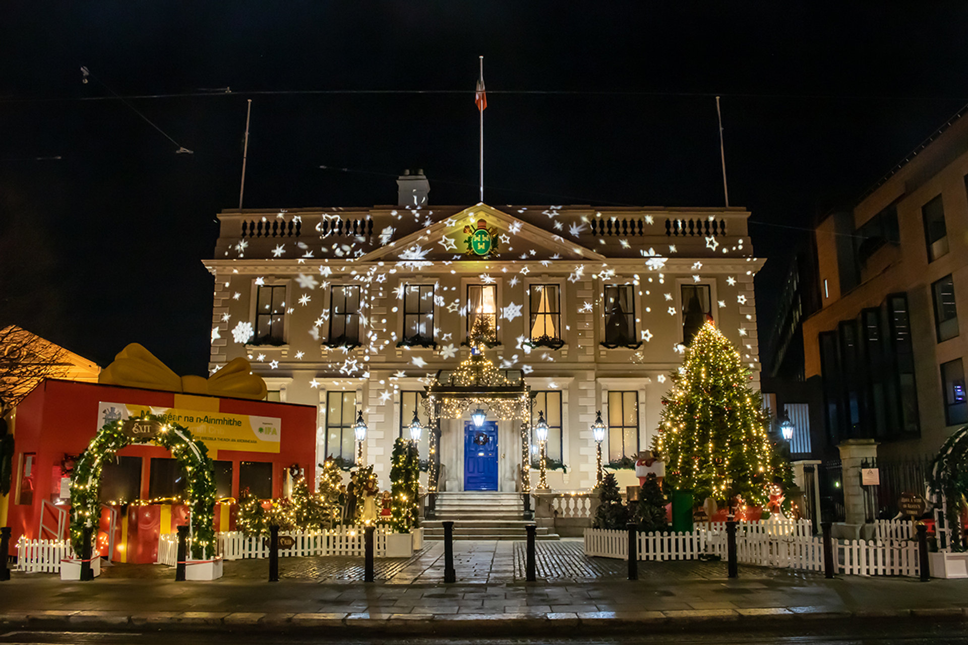 Light-projections-on-the-Mansion-House-on-Dawson-Street-during-Winter-Lights-Dublin-City
