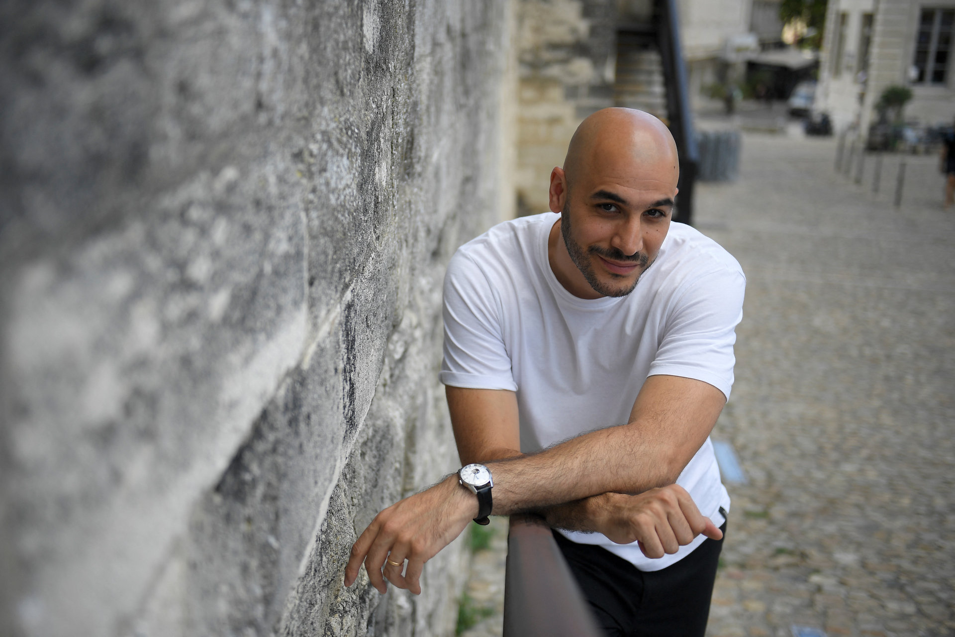 L'attore Mehdi Djaadi in posa durante il Festival di Avignon del 2021, svoltosi nel sud della Francia.