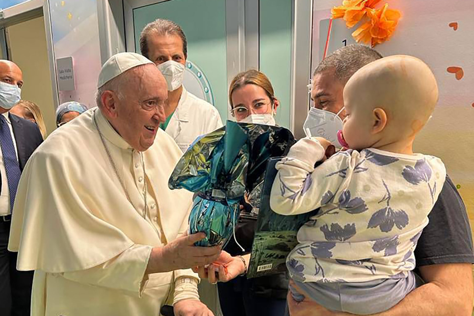 Pope-Francis-visited-children-hospitalized-in-the-pediatric-oncology-ward-in-the-A-Gemelli