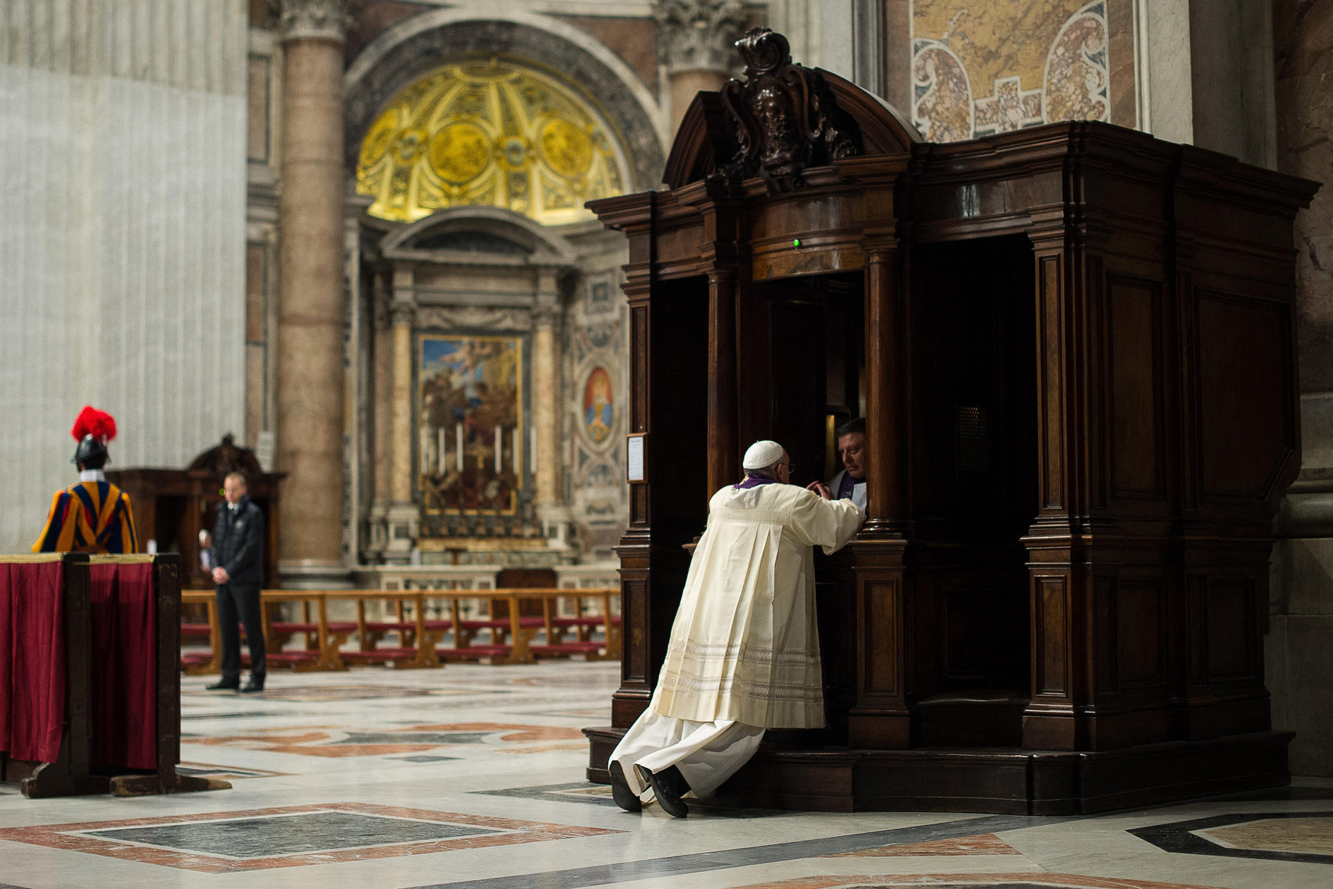 The-10-gestures-of-Pope-Francis-that-shed-light-on-his-pontificate-AFP