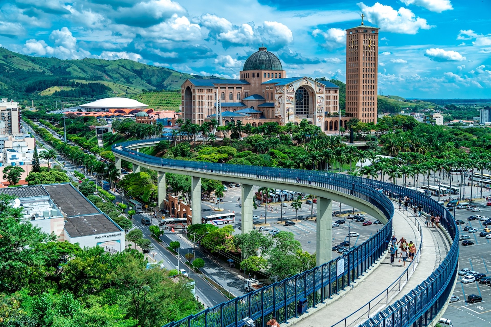 Passarela e Basílica de Aparecida, Brasil.