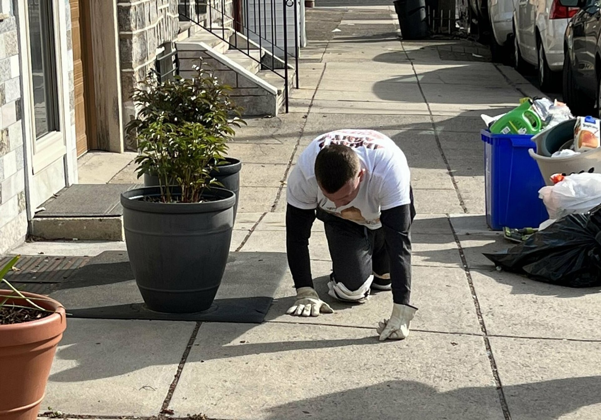 Philadelphia father makes kneeling pilgrimage