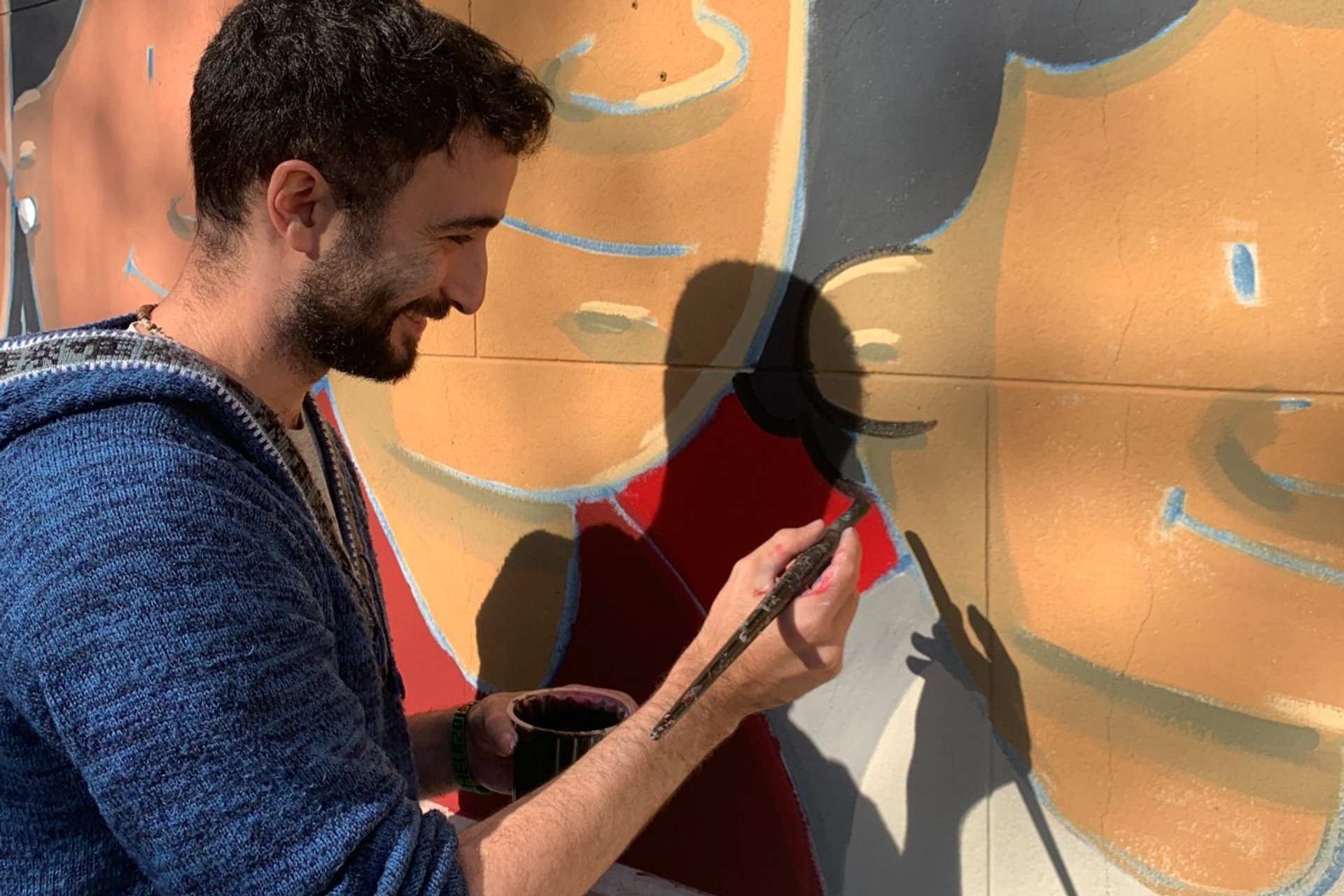 Cristian Camargo (crisdibujante) realizando un mural para celebrar el décimo aniversario del pontificado del Papa Francisco