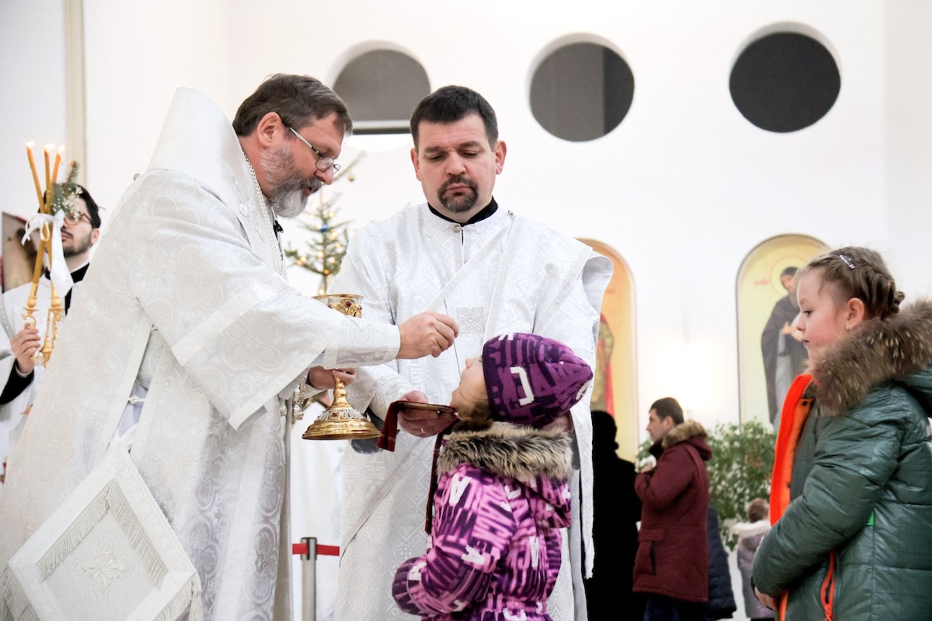 Patriarch Sviatoslav distributes Communion