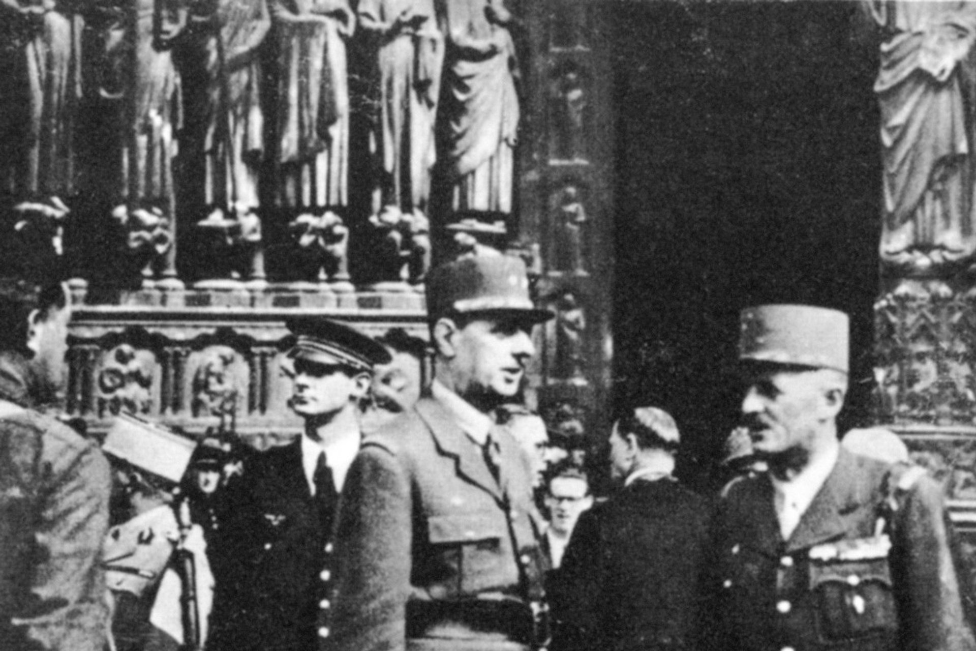 DE-GAULLE-A-NOTRE-DAME-1944.jpg