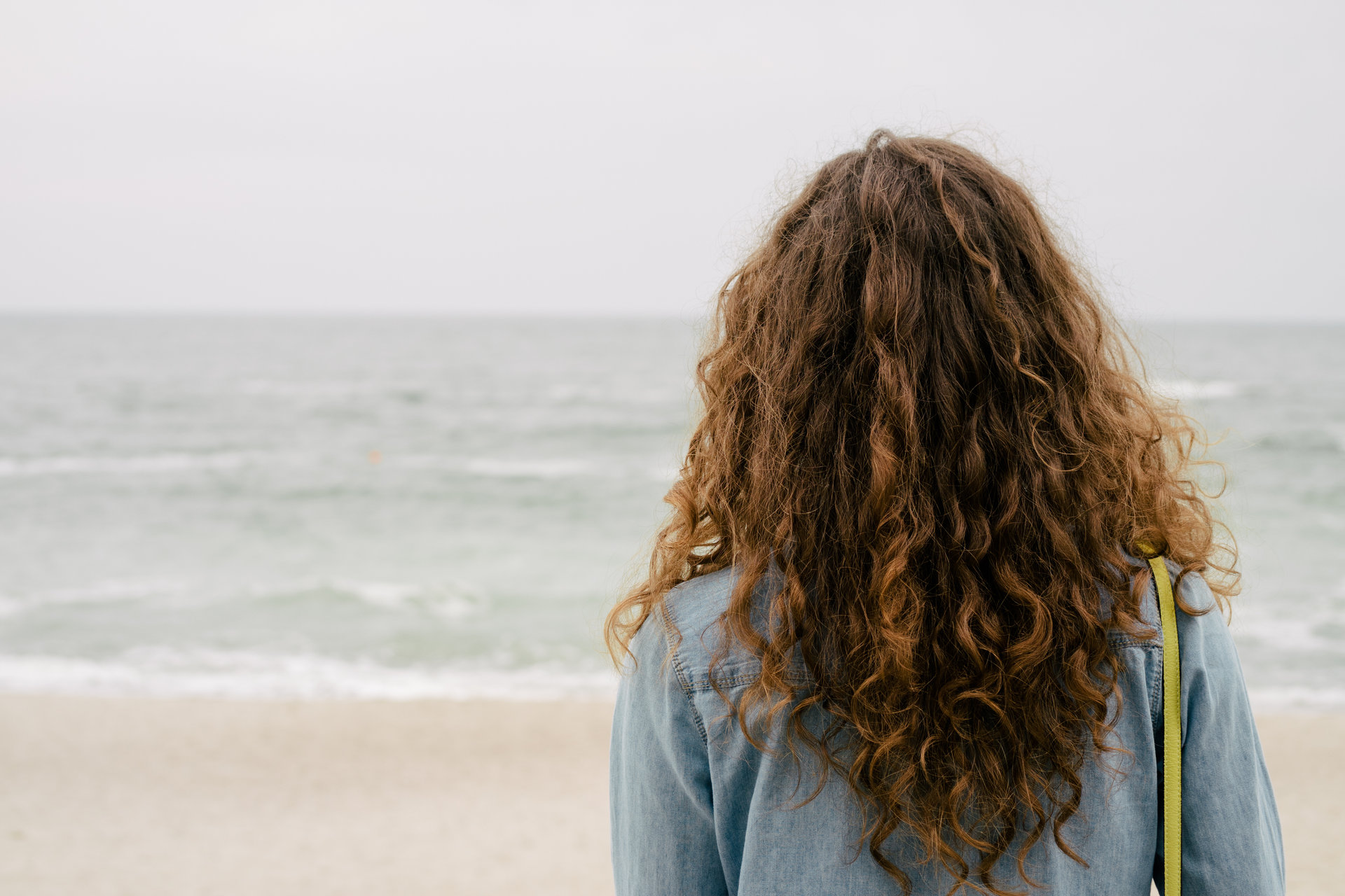 FEMME-DE-DOS-CHEVEUX-BOUCLES-shutterstock