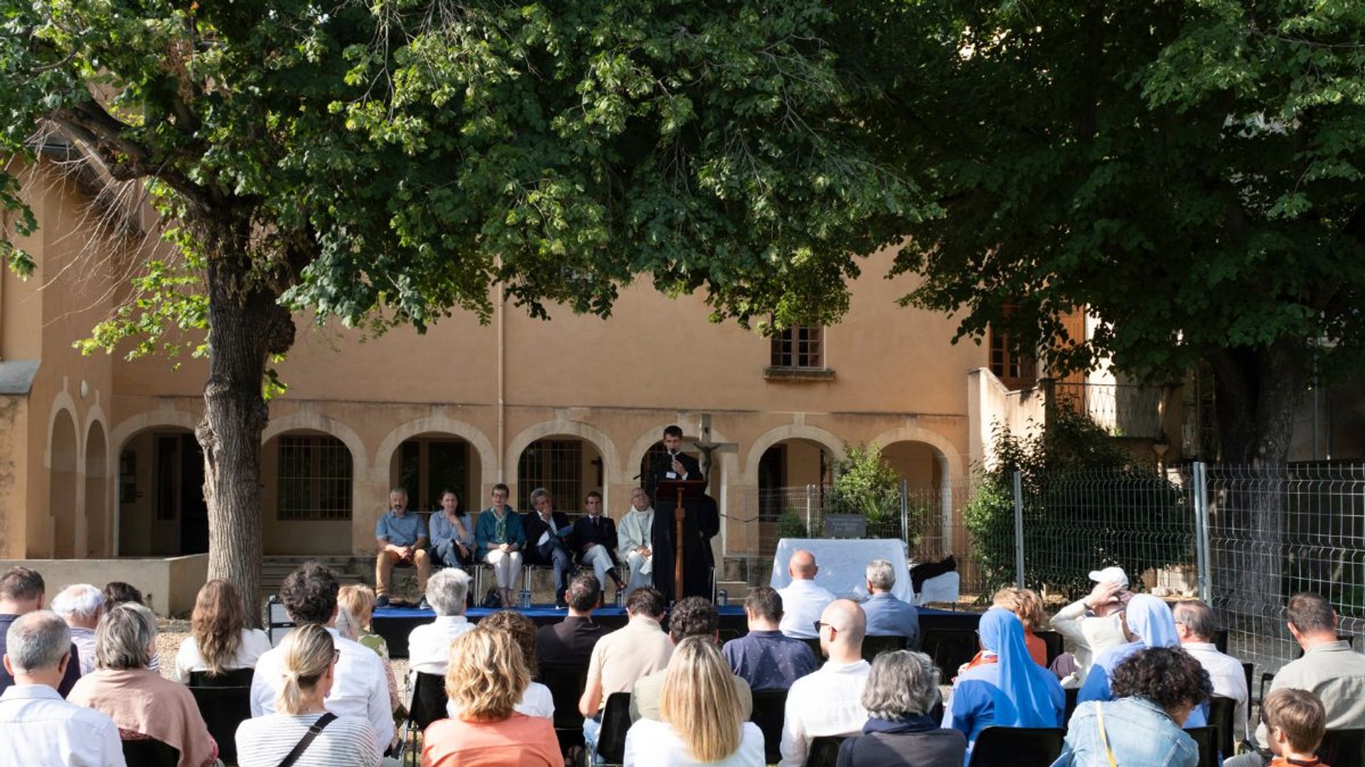 Maison-du-Carmel-Arles.jpg