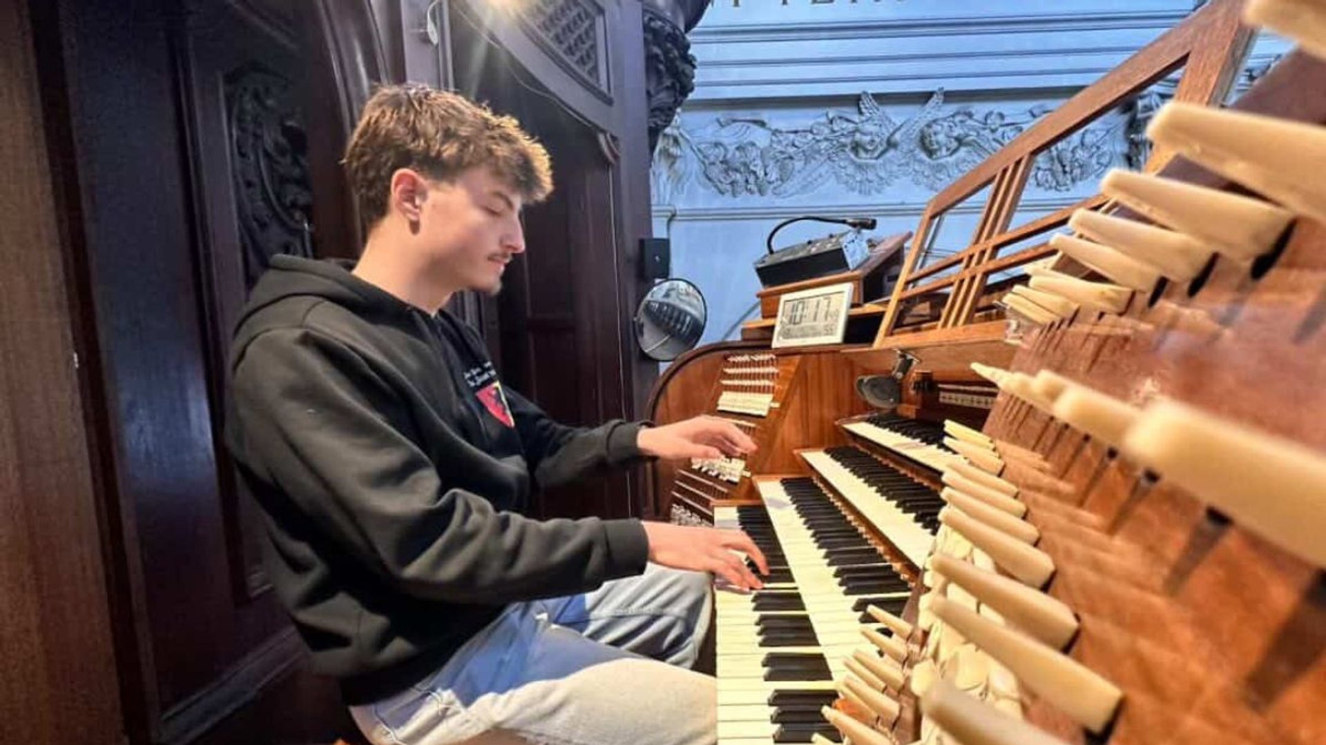 Au printemps 2025, Tao prend une décision radicale : il arrête son école de commerce pour se consacrer entièrement à la préparation du concours d'entrée au Conservatoire royal de Bruxelles.