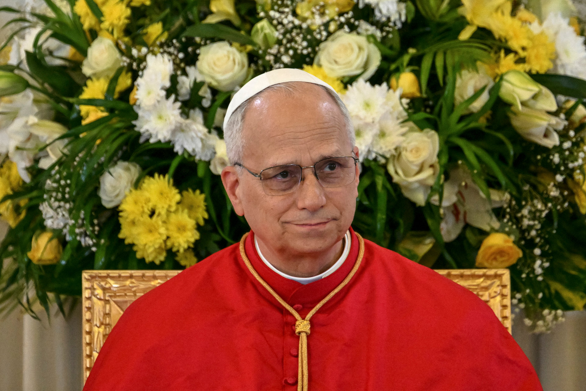 pope-leo-xiv-yaounde-cameroon-africa-close-flowers