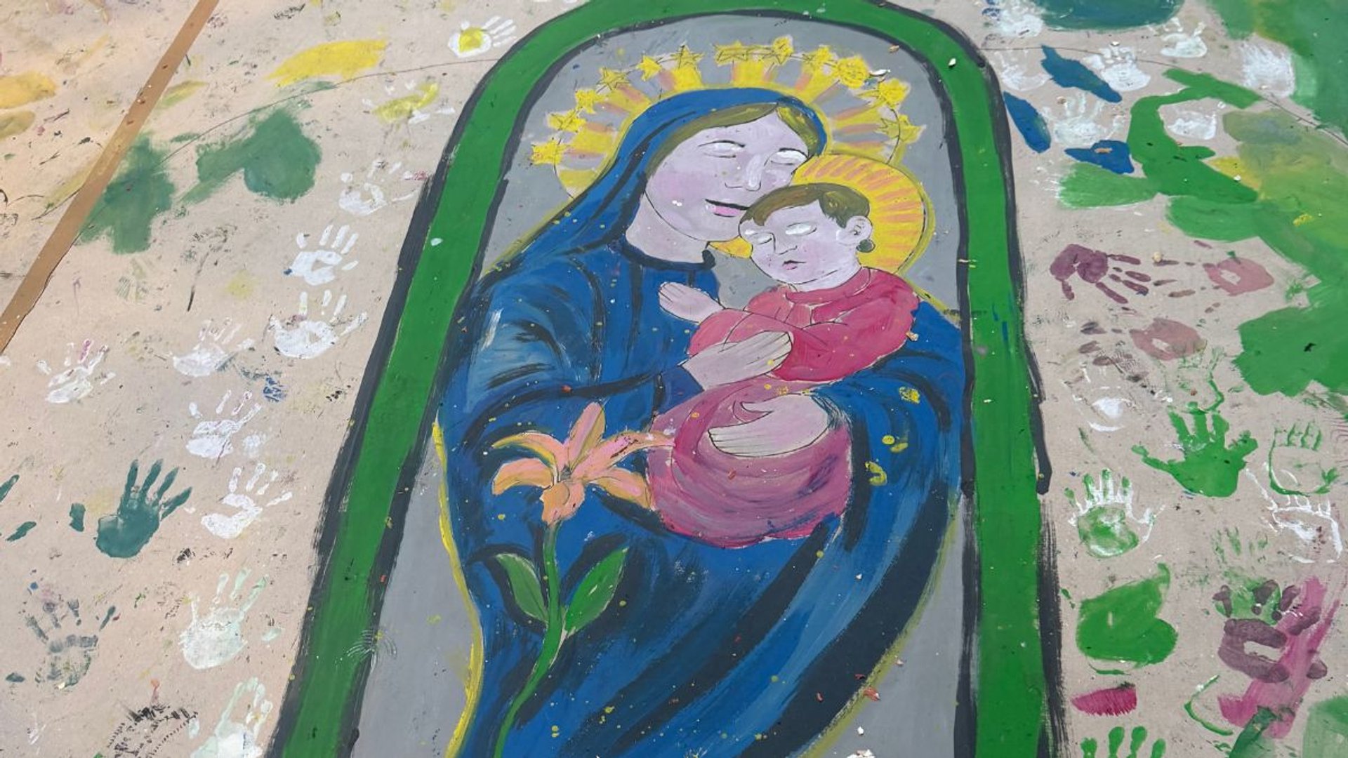 Tout un village se réunit... pour fêter la Vierge Marie !