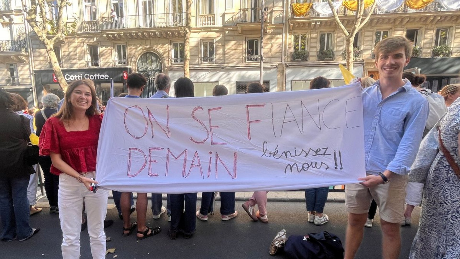 « Bénissez-nous ! » : le rêve d’Alix et Côme venus à Paris pour Léon XIV