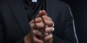 Cuatro santos que nos invitan a orar por los sacerdotes