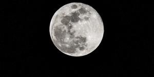 Does Holy Week always begin with a full moon?