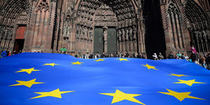La bandiera dell’UE è davvero un emblema mariano con la figura centrale rimossa?