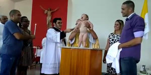Bebê solta gostosa risada em plena pia batismal e faz toda a igreja rir junto