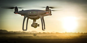 Dron do wyższych celów stworzony. To nie tylko fajna zabawka czy groźna broń