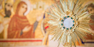 Minute par minute, notre guide pour une heure d’adoration eucharistique
