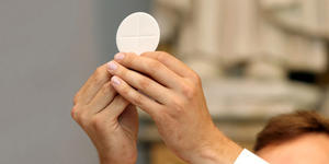 Pourquoi profaner une hostie est ce qu’il y a de plus grave pour les catholiques ?