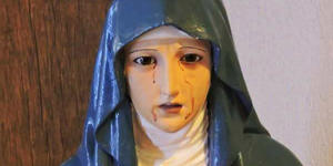 Nossa Senhora que chora, hóstia que sangra, manto que muda de cor: acreditar?
