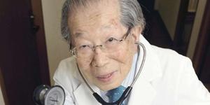 Médico japonés que vivió hasta los 105 años comparte 12 de sus principios para una larga vida