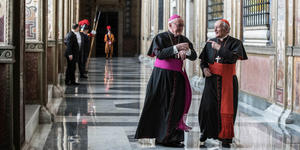 Quelle est la différence entre un évêque et un cardinal ?
