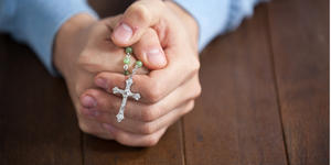 Pourquoi est-il urgent de prier le rosaire ?