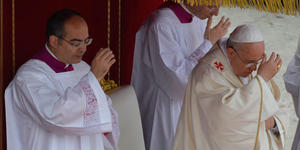 Cómo (y por qué) hacerse la señal de la cruz antes del Evangelio en la misa