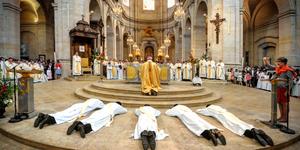 Pourquoi les futurs prêtres se couchent-ils par terre pendant l’ordination ?