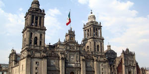 Feministas atacam catedrais no México alegando “repudiar a violência”