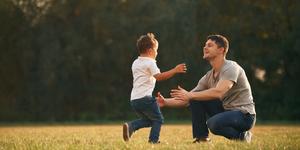 3 errores comunes de padres que no ven mucho a sus hijos