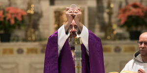 5 gestos do padre na missa e seus significados