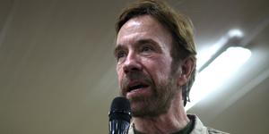Jezus je hodil po vodi, kaj pa Chuck Norris?