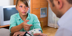 Faut-il donner de l’argent de poche à son enfant ?