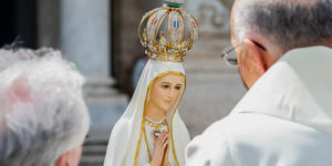 V cerkev je prišel fant in ga zabodel. “Rešila me je fatimska Marija”