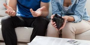 “Včasih v šali rečem, da je nenavadno, če zakonca laže združita spolne organe kot pa denarnici”