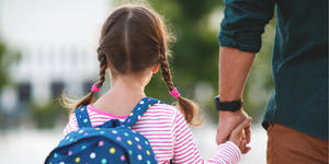 « Parent 1 et parent 2 » : un droit singulier, culpabilisant et victimaire