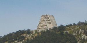 Katera je nenavadna trikotna cerkev, ki stoji nad Tržaškim zalivom?
