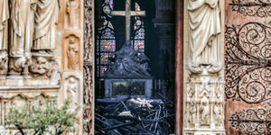 Les cierges de Notre-Dame de Paris brûlaient-ils toujours au lendemain de l’incendie ?