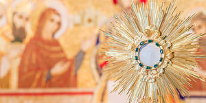 ¿La Virgen María participó en adoración eucarística?
