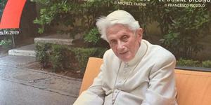 “Il Papa emerito non fa parte della Curia Romana”