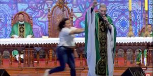 Kolejny atak na księdza. Dziewczyna zepchnęła duchownego z podestu [wideo]