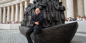 Timothy Schmalz, the artist who covers Rome in “visual prayers”
